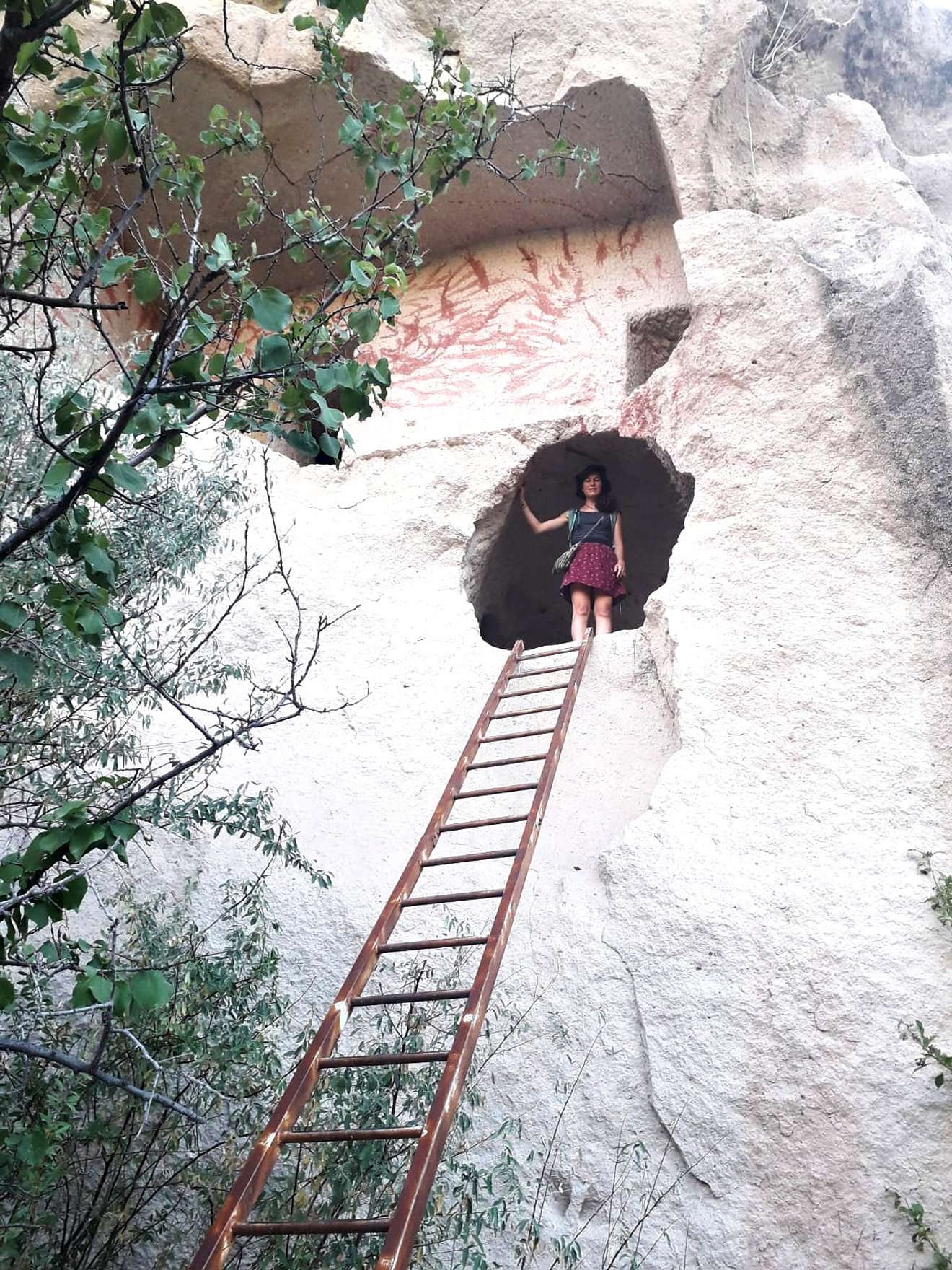 Miri in einer Höhle